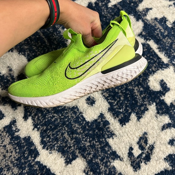 GENTLY WORN NIKE RUNNING SHOES! - Picture 2 of 9